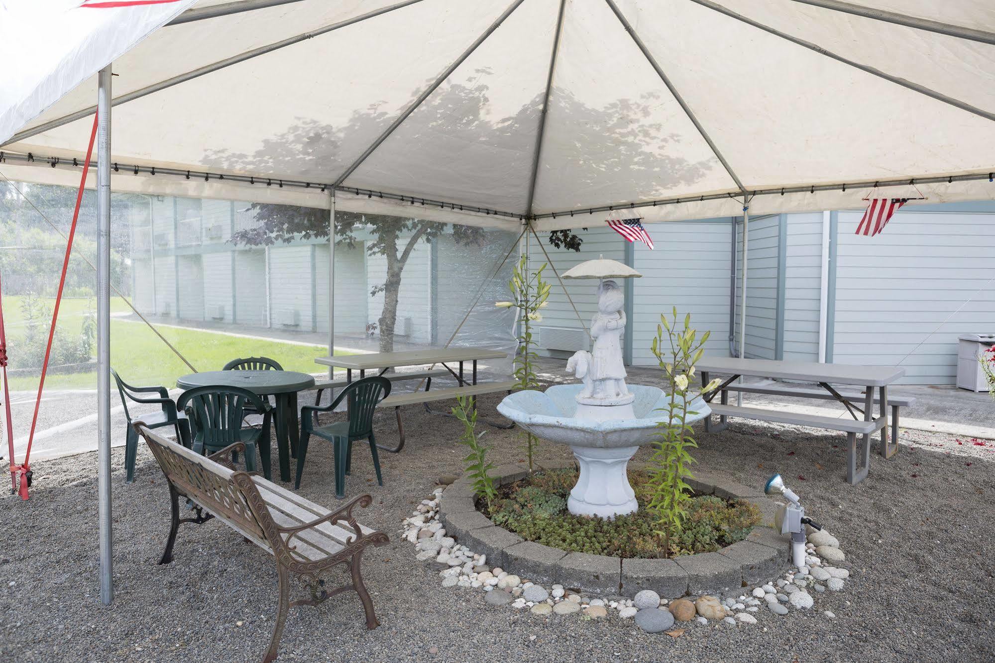 Dew Drop Inn Forks Exterior photo